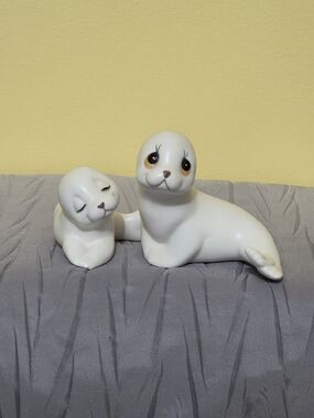 Oxford White Ceramic Seal Figurine Pair